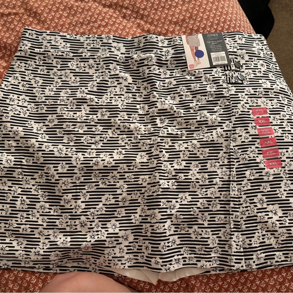 Jones New York Black and White Striped Floral Skorts